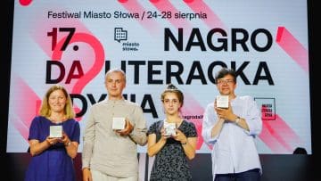 Od-lewej-A.-Gajewska-K.-Bartnicki-J.-Kulikowska-M.-Swierkocki-laureaci-17-NLG-fot.-A.-Rezulak_Easy-Resize.com_