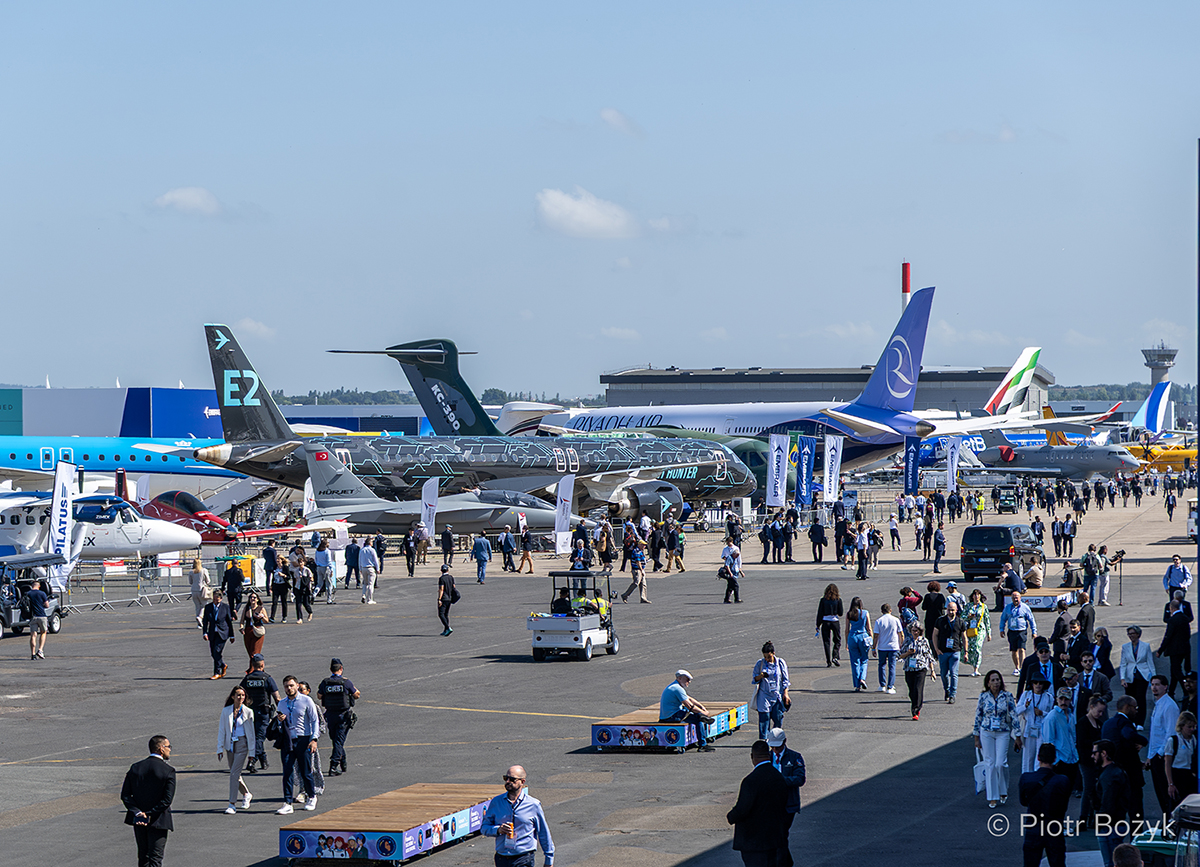 Widok na główną aleję Paris Air Show