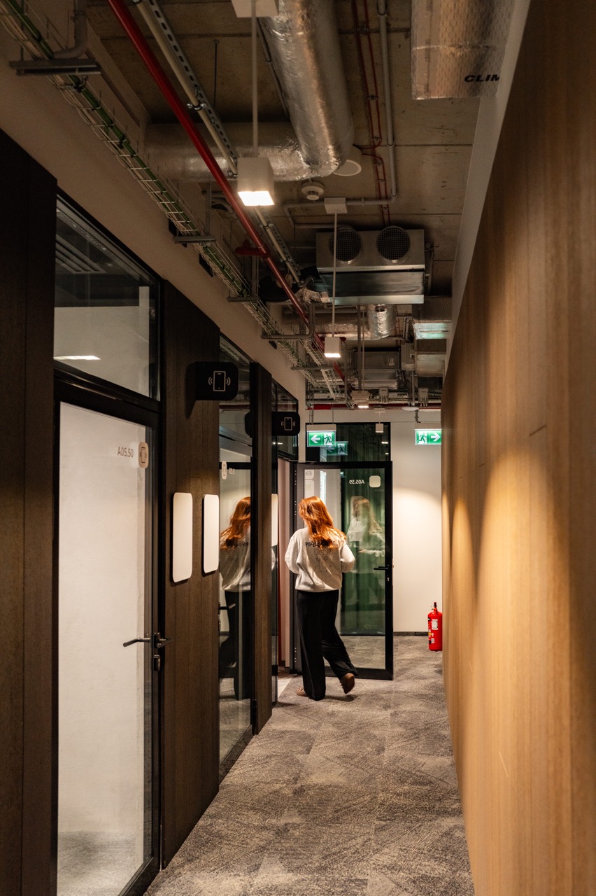 Dlaczego lokalizacja biura w wielofunkcyjnym kompleksie zmienia sposób pracy zespołów