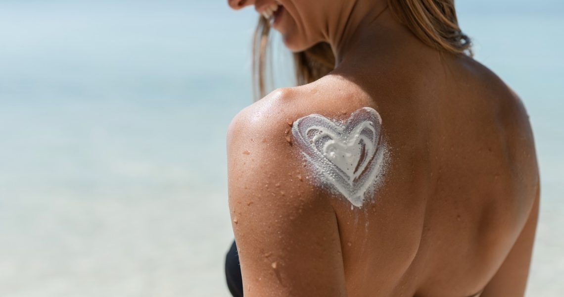 woman-enjoying-their-sunny-holiday-Duzy